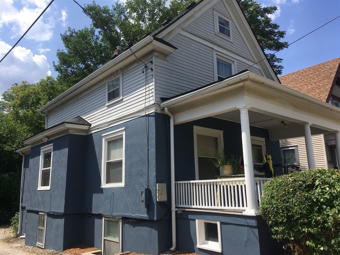 Primary Photo - 6 br, 2.5 bath House - 712 S Division St