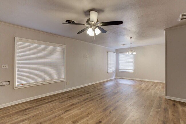 Foto del edificio - MOVE IN SPECIAL: FIRST FULL MONTH FREE