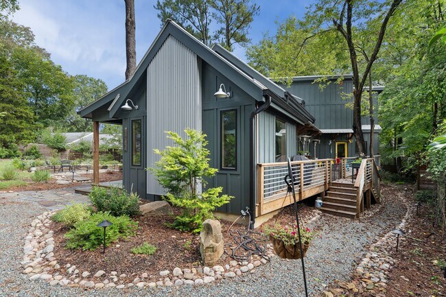 Foto del edificio - STUNNING home in heart of Carrboro availab...