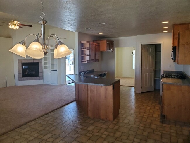 Building Photo - 3 Bed 2 Bath By Iron Springs Elementary