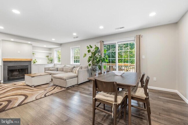 Foto del edificio - 4880 Chevy Chase Dr