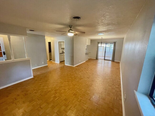 Foto del edificio - REMODELED HOME ON A QUIET STREET JUST ONE MILE WEST OF OU CAMPUS!