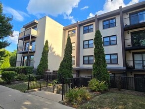 Building Photo - 1711 W Jarvis Ave