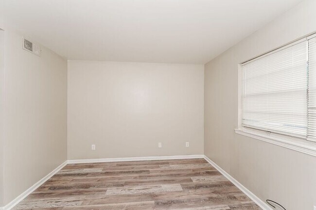 Building Photo - 1576 20th St N