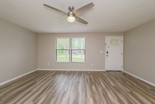 Foto del edificio - 638 Shorelake Pl