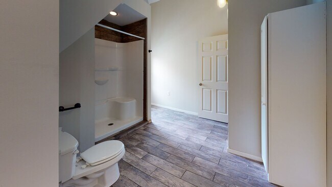 Foto del edificio - Affordable six bedroom house close to U of...