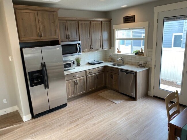 Full kitchen with granite counter tops - 5202 N Trident Way