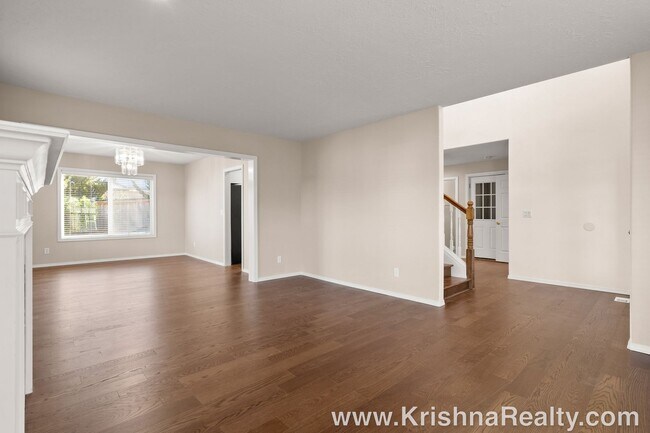Building Photo - Beautiful Traditional *UPGRADED* 4 BD* 2.5...