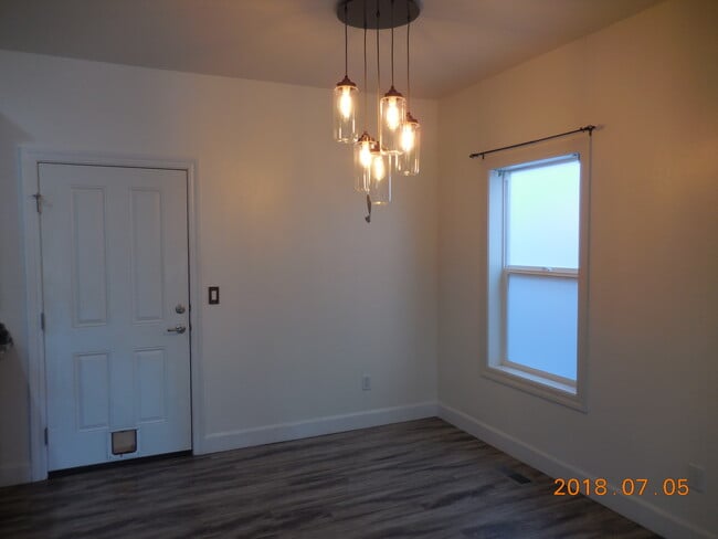 Building Photo - 3 Bedroom 2.5 Bath Townhouse  2 car garage
