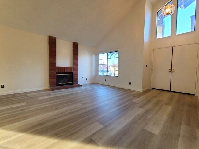 Foto del edificio - Spacious Two-Story 3-Bedroom Home in Redlands!