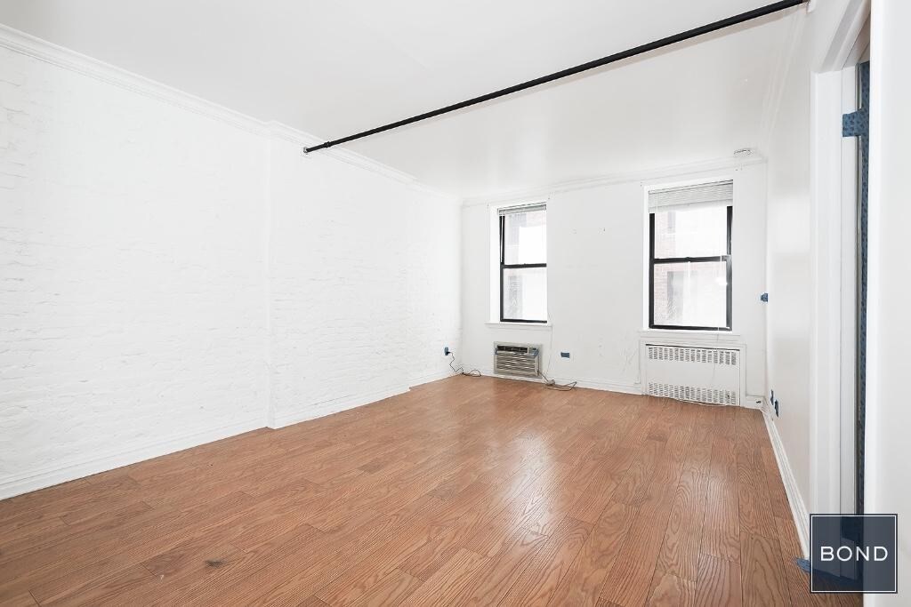Primary Photo - 231 E 31st St