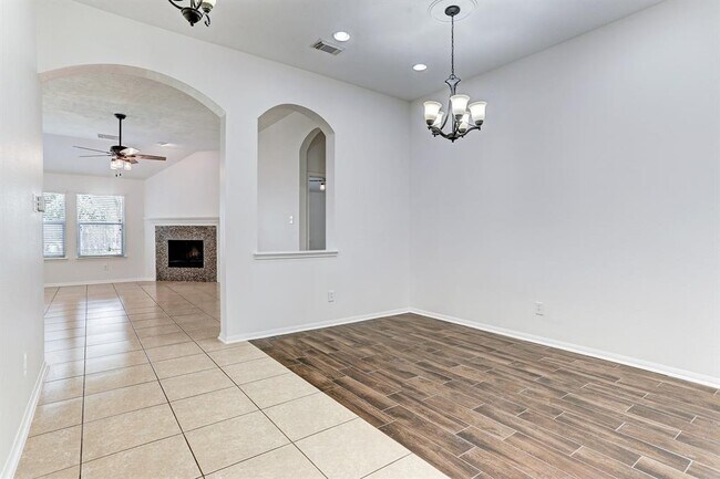 Foto del edificio - 873 Falling Springs Ln