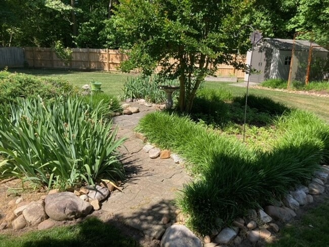 Building Photo - 117 Runaway Ln