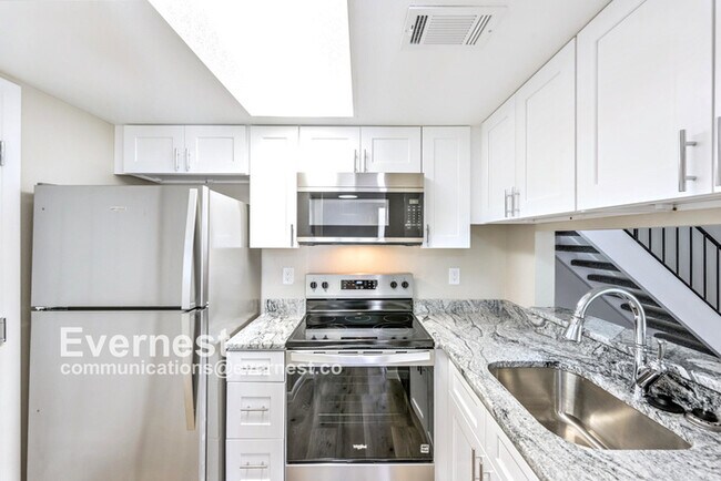 Foto del edificio - Charming 2-Bedroom, 2-Bathroom Home in Pri...