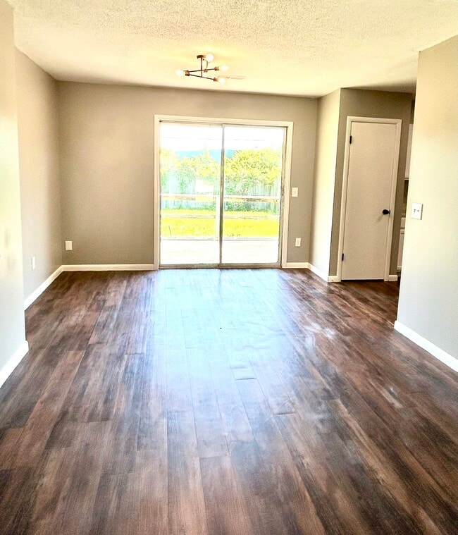 Building Photo - 850 N Lola Ln