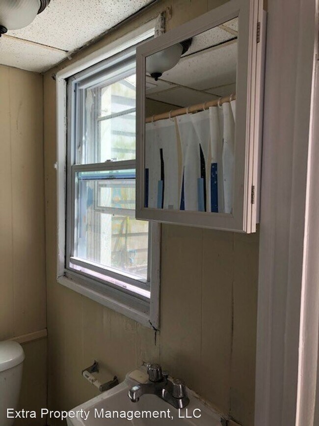 Building Photo - 3 br, 1 bath House - 15 Elm St
