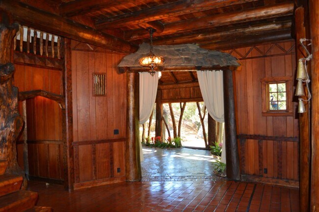 Building Photo - 3035 Canyon Rd