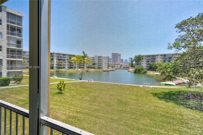 Foto del edificio - 2851 Leonard Dr