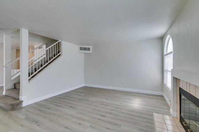 Building Photo - 3 Bedroom Townhouse with attached garage i...