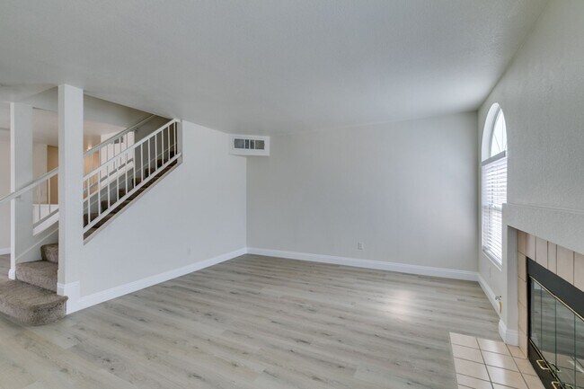 Foto del edificio - 3 Bedroom Townhouse with attached garage in Gated Community