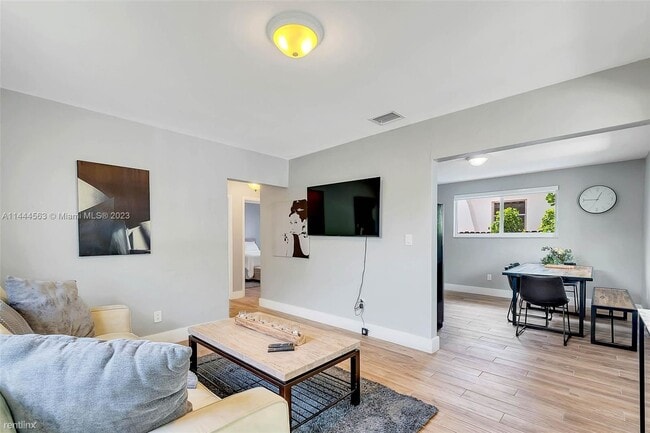 Building Photo - 2 br, 1 bath House - 2739 SW 34th Ave