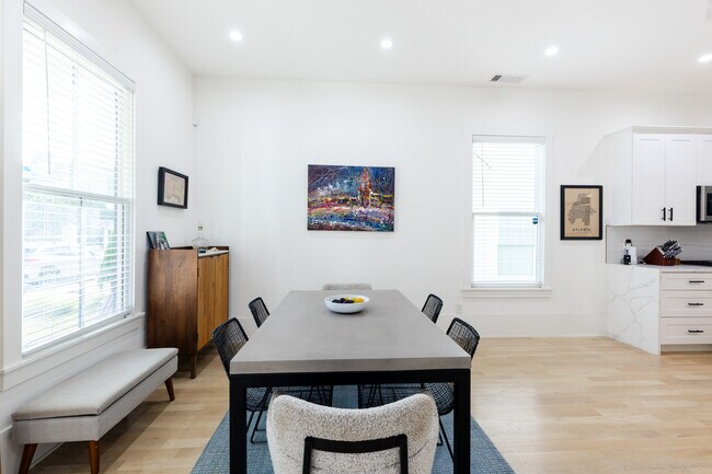 Foto del edificio - 608 Woodward Ave SE