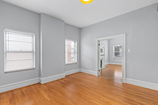 Building Photo - 2700-2702 Macklind