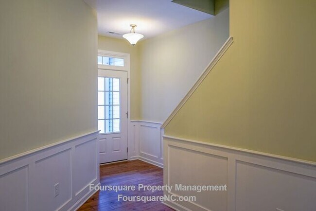 Foto del edificio - Charming End-Unit Townhome with Bonus Room, Screened Porch & 2-Car Garage – Convenient to RTP, RD...