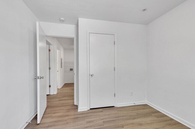 Dormitorio y pasillo - Acorn Grove Apartment Homes