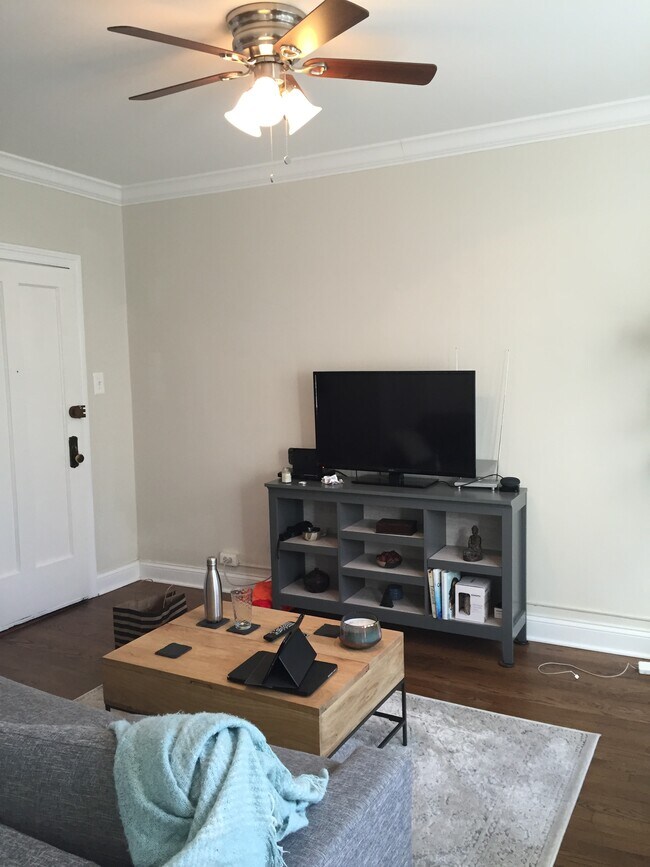 Foto del edificio - 3819 N Greenview Ave