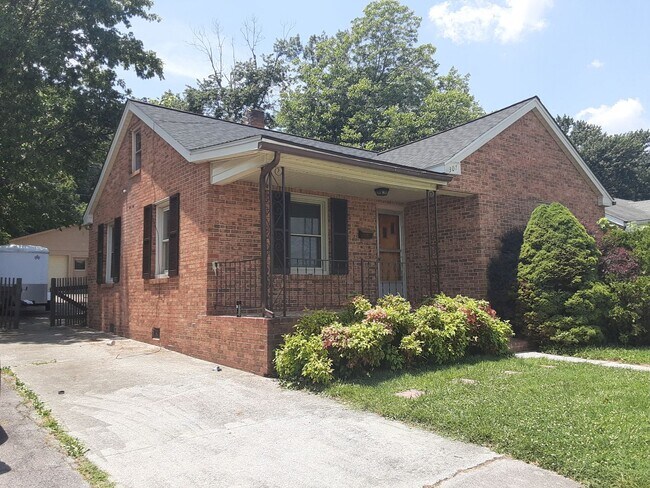 Foto del edificio - Radford, 2 BR / 1 BA, Available