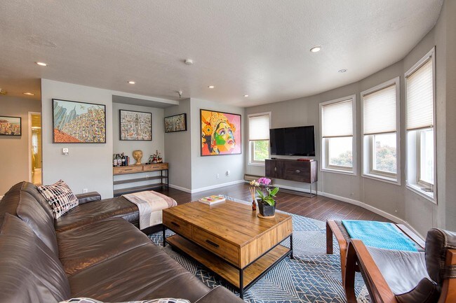 Foto del edificio - Lovely Home Located in Mt. Davidson Manor