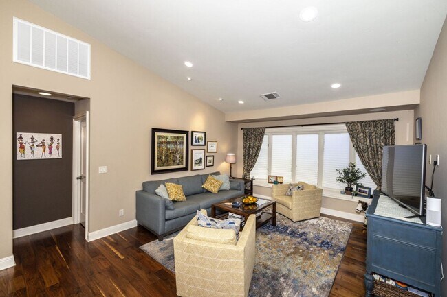 Foto del edificio - Conveniently Located, Fully Furnished 2 Bed/2 Bath Home Available To Nov!