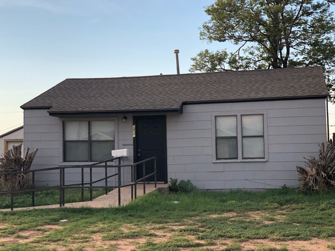Foto principal - 2831 E 7th St