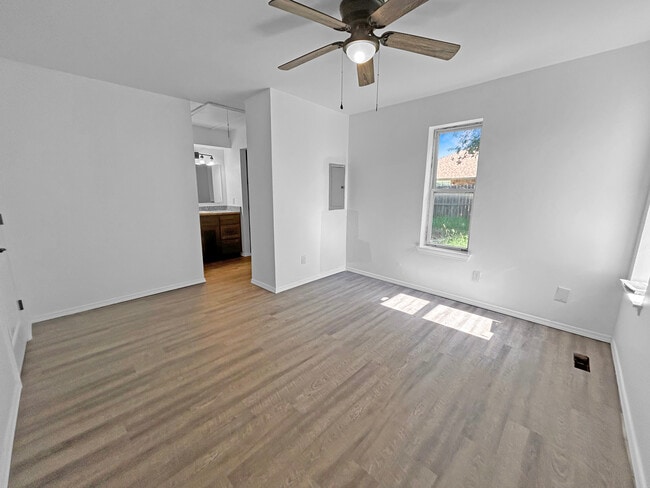 Building Photo - 1805 Southcrest Dr