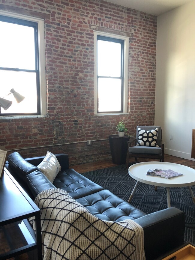 Building Photo - Lear Block