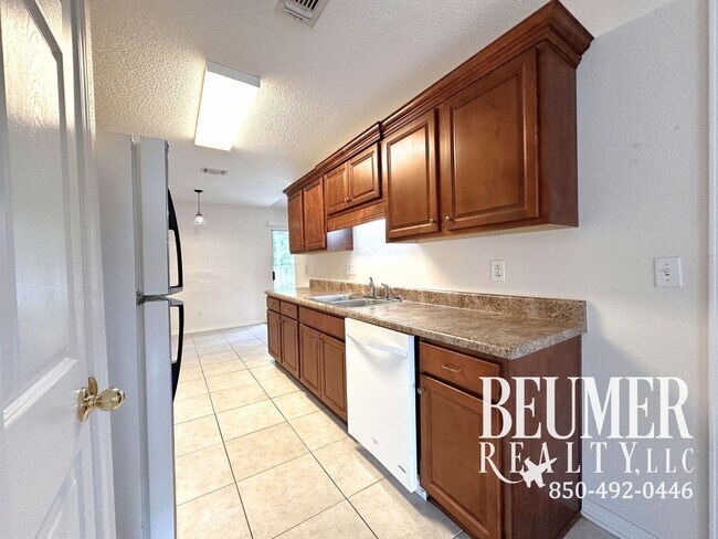 Foto del edificio - Charming 3-Bedroom Home in Lake Cook Estat...
