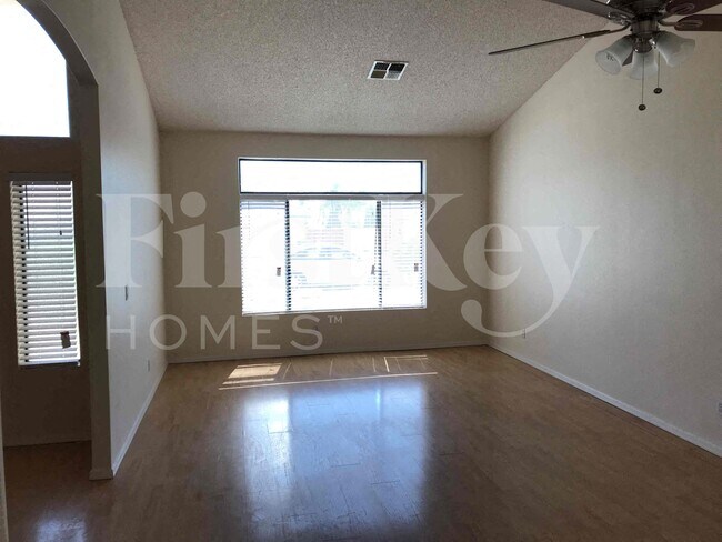Building Photo - 4110 W Questa Dr