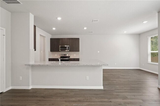 Building Photo - 4 Bedroom 2.5 bath, 2 car attached garage,...