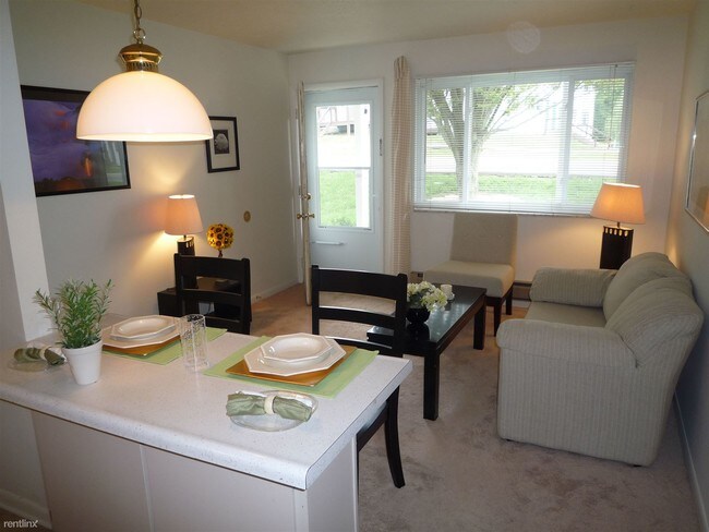 Building Photo - 1306 N Maple St