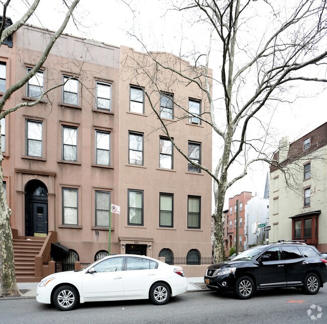 Building Photo - 592 Henry St