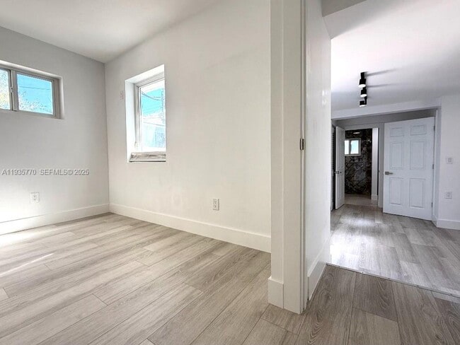 Building Photo - 716 NE 7th St