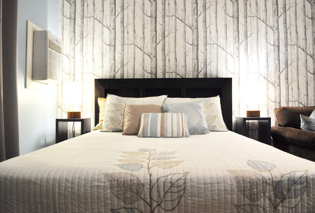 Queen bed - 2175 Sidewinder Dr