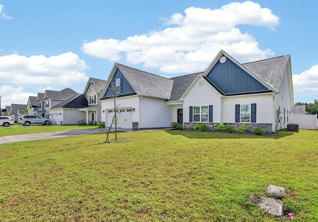 Foto del edificio - Spacious Stateside Home with Bonus Room & Screened-In Porch