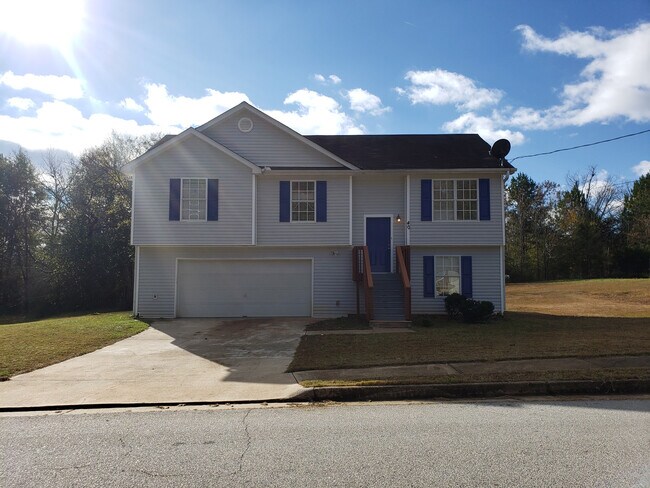 Building Photo - Extremely Clean 3 Bed x 2 Bath Split Level...
