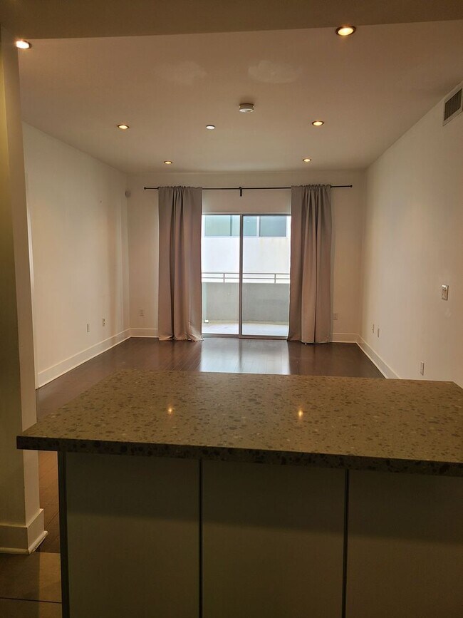 Building Photo - Title Live in the heart of West LA’s most iconic dining destination—Sawtelle