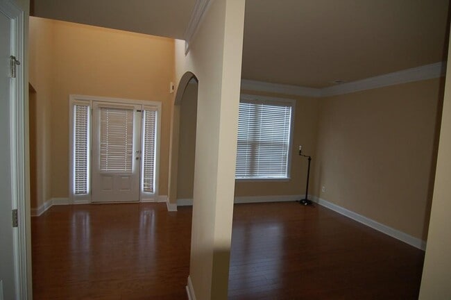 Building Photo - 2145 Manor View