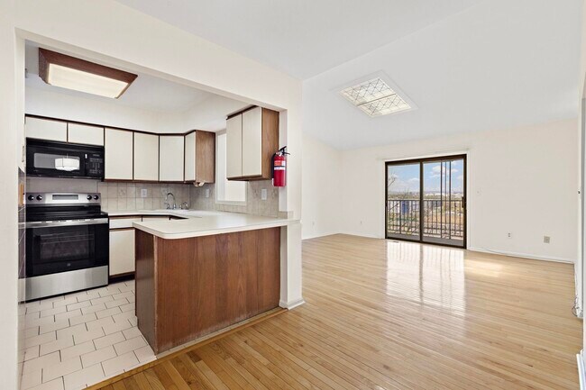 Foto del edificio - 6415 Liberty Ave