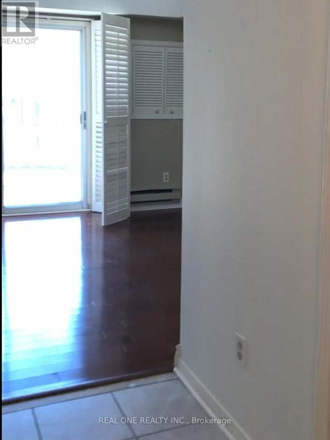 Photo du bâtiment - 460-460 Bristol Rd W