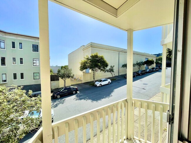 Foto del edificio - NOPA 3 Level 2br/2ba Townhouse Style Condo w/Garage, Laundry, Deck - PROGRESSIVE